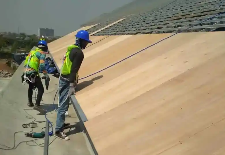 Pemasangan multiplek sebagai alas genteng aspal bitumen dibidang atap yang miring
